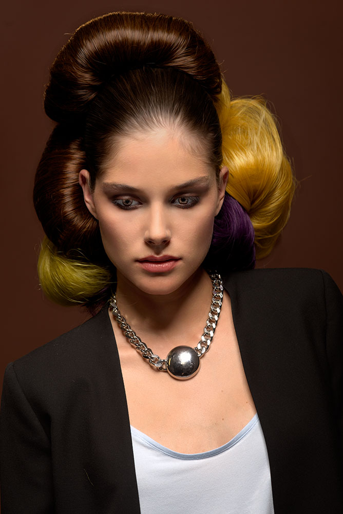Avantgarde – Updo mit Tressen: falten & aufbauen — Bild 4