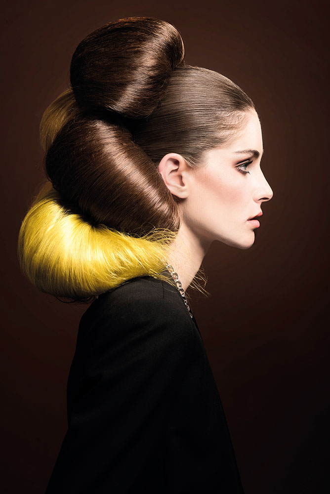 Avantgarde – Updo mit Tressen: falten & aufbauen — Bild 1