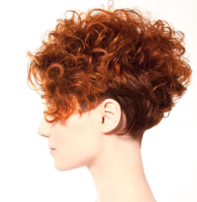 Asymmetrischer Kurzhaarschnitt für Locken — Bild 2