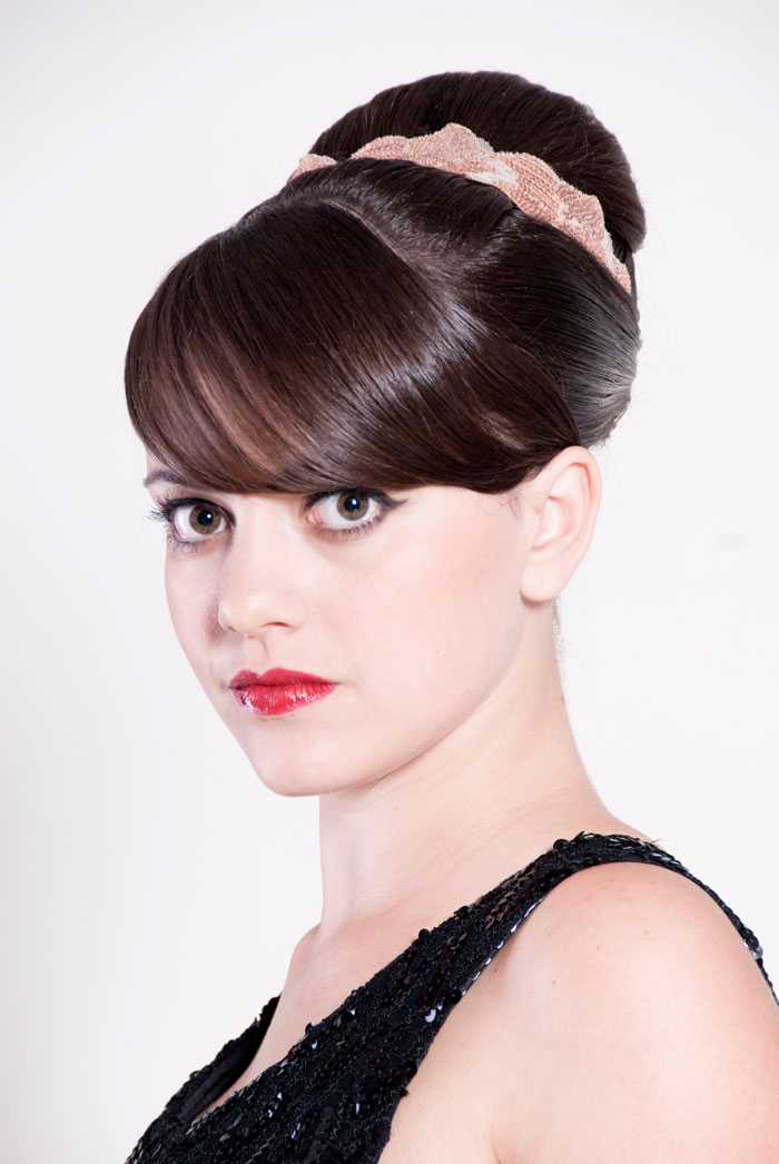 Tiffanie – Hochsteckfrisur im Hepburn-Stil — Bild 1