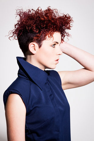 Frizzy – Lockenschnitt mit Undercut & Freehand — Bild 4