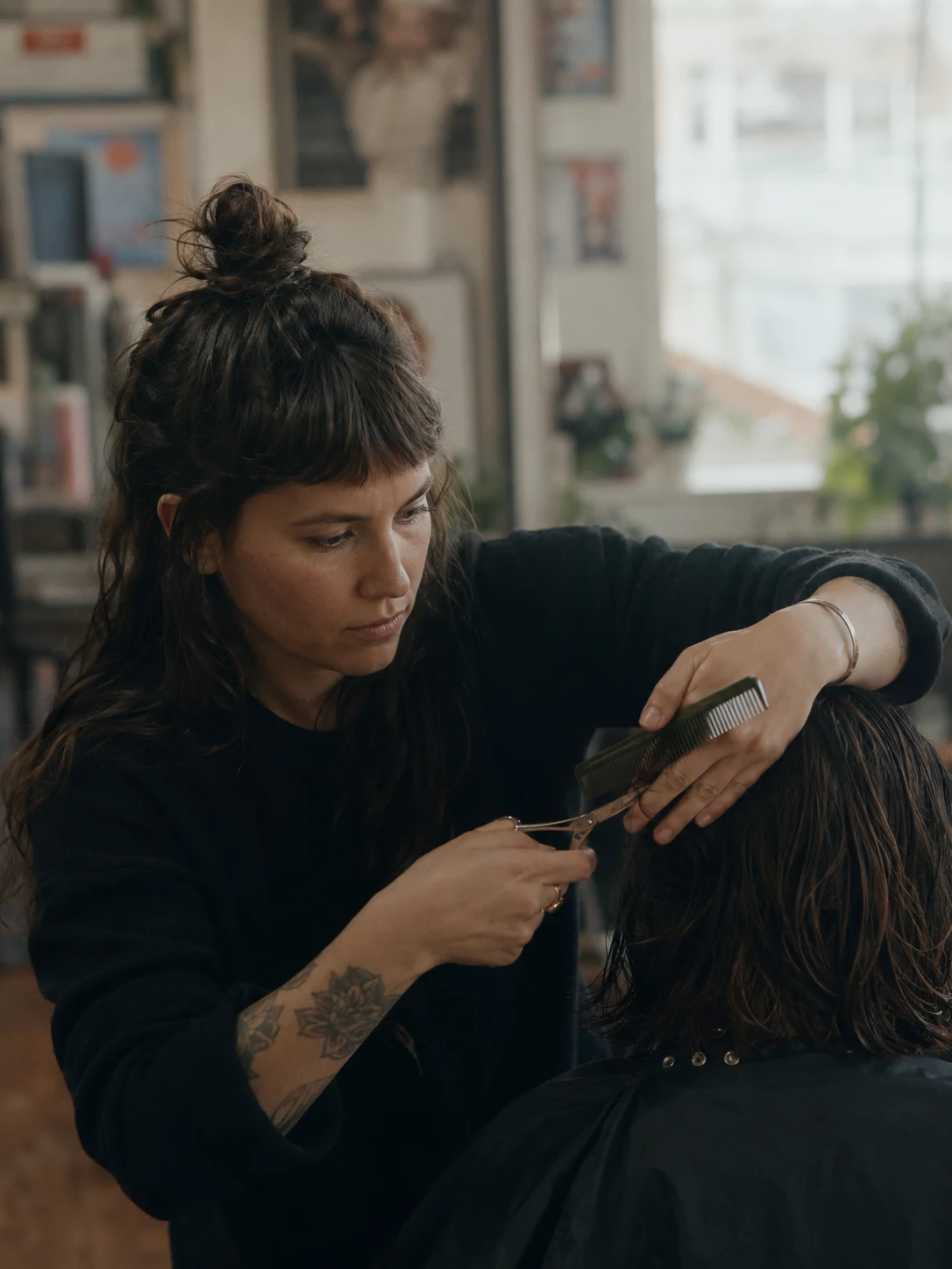 Solo-Stylist konzentriert beim Haarschnitt im eigenen Salon