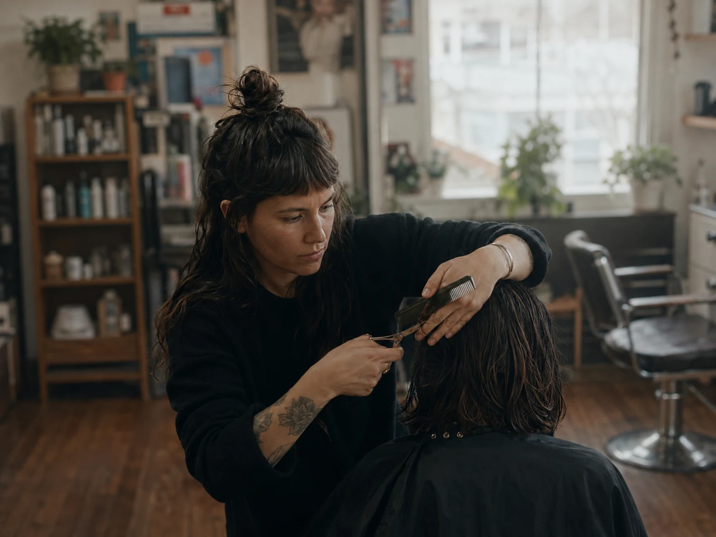 Solo-Stylist beim Haarschnitt