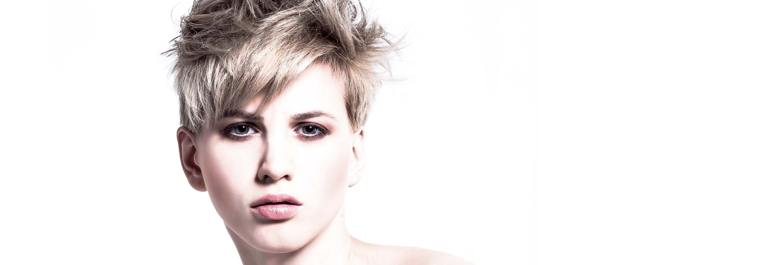 Fringy Chick – Kurzschnitt mit Undercut & vollem Pony — Trailer