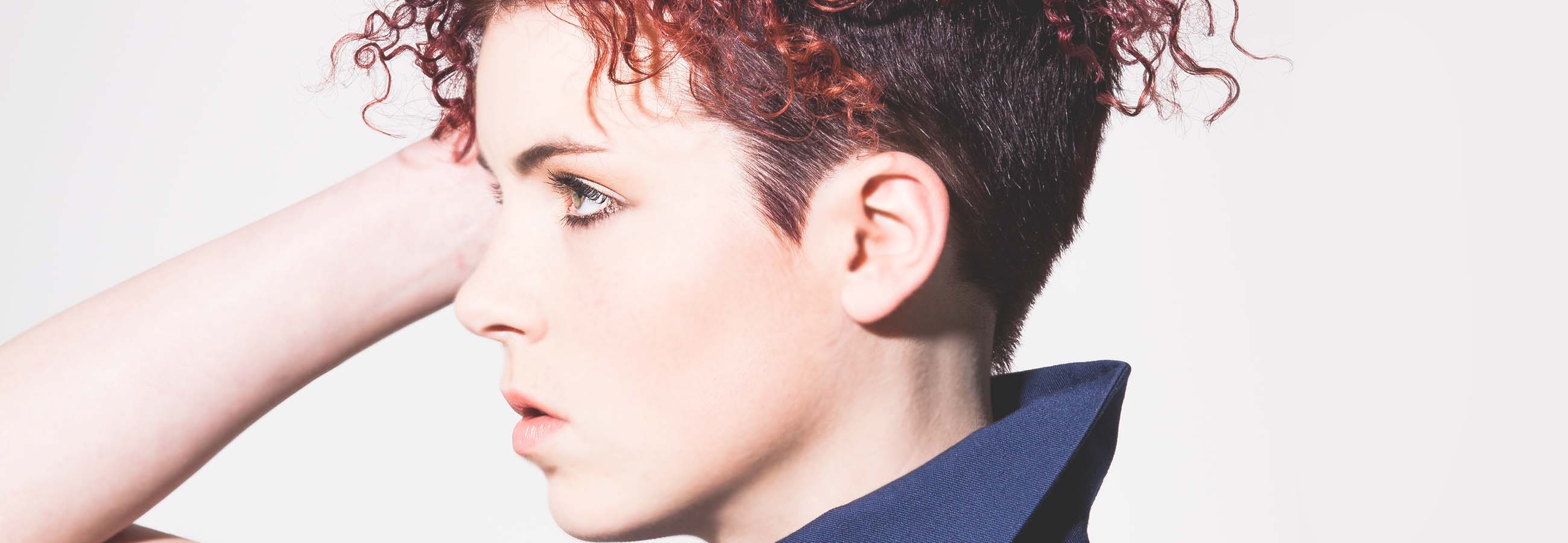 Frizzy – Lockenschnitt mit Undercut & Freehand