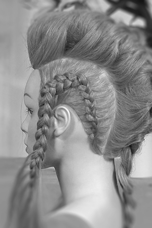 Flecht-Steckfrisur im Punk-Style – 70er-Volumen