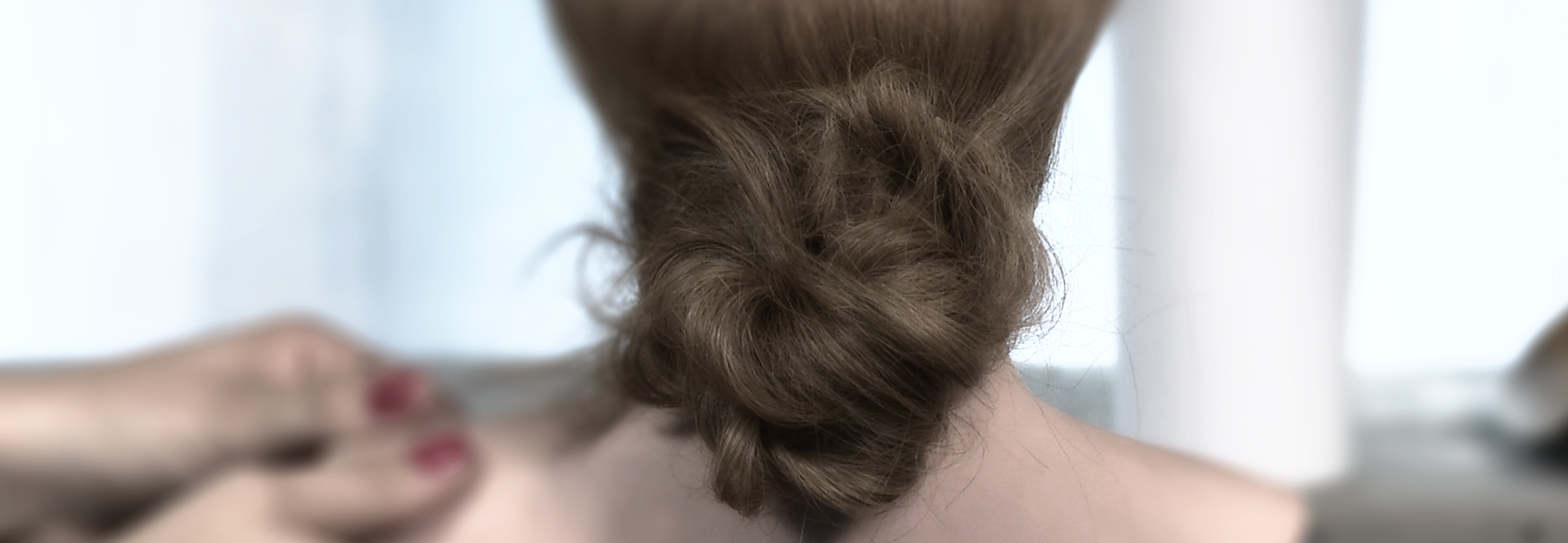 Getwistete Locken zum Knoten gedreht – Updo — Trailer