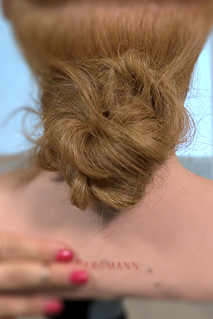 Getwistete Locken zum Knoten gedreht – Updo