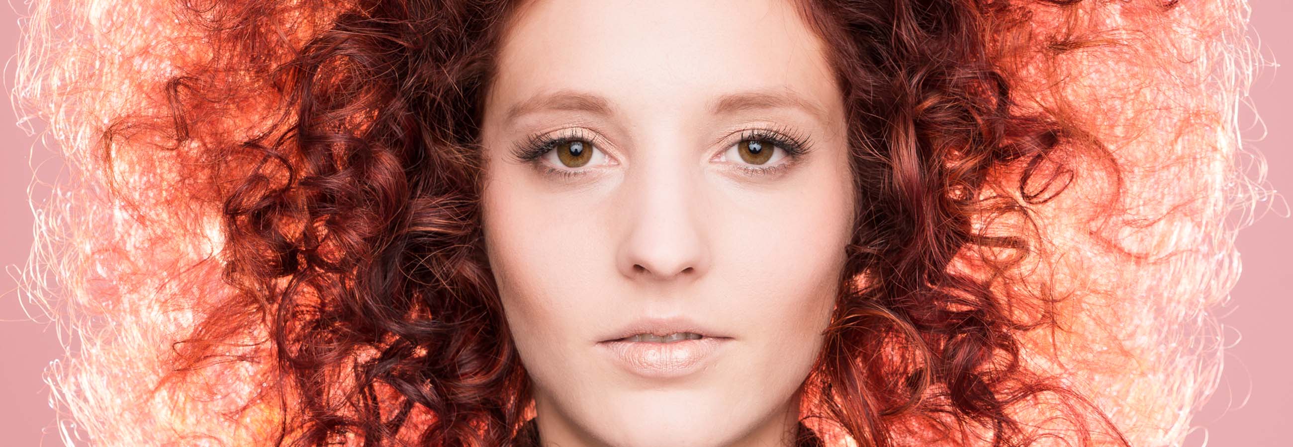 Kleine Locken eindrehen und stylen – Wickler — Trailer