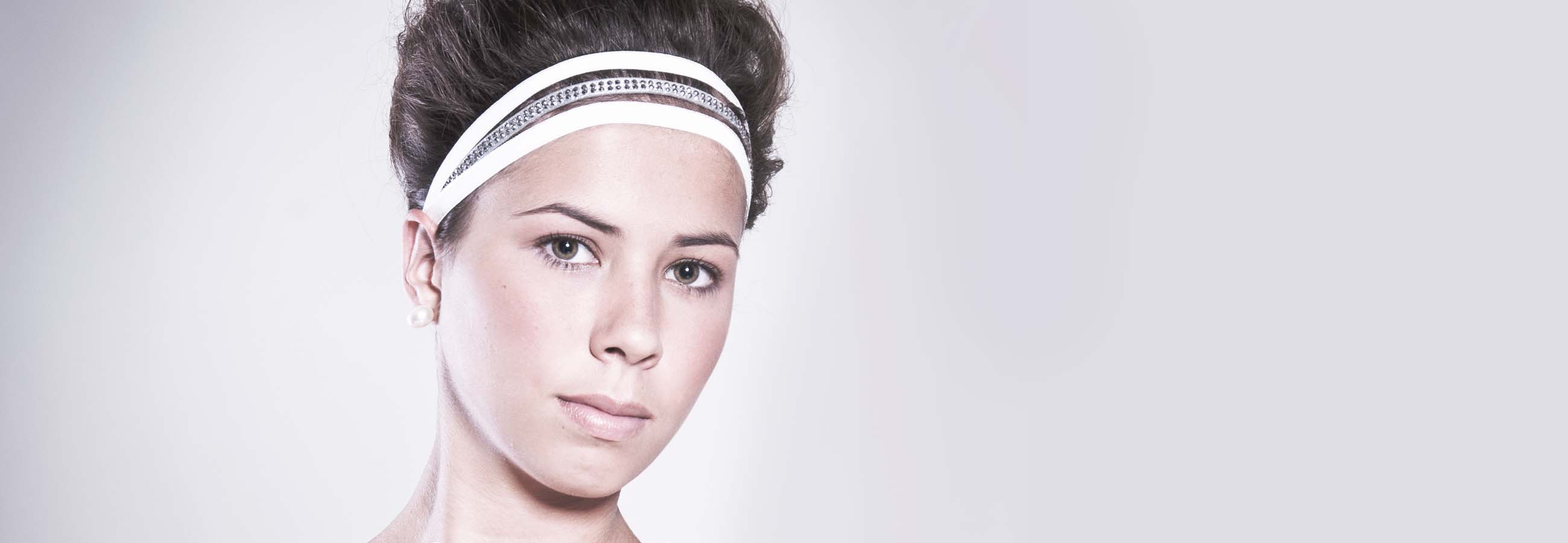 Verspielte Hochsteckfrisur mit Haarband