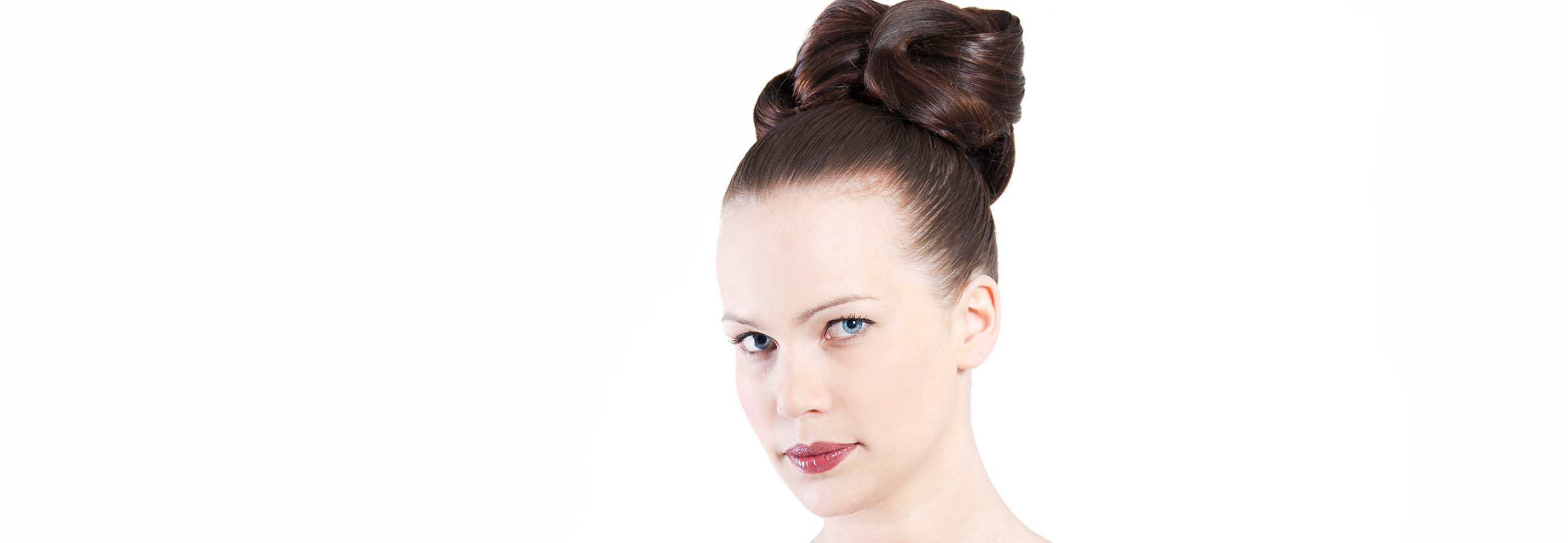 Hochsteckfrisur mit Haarknoten für langes, dickes Haar