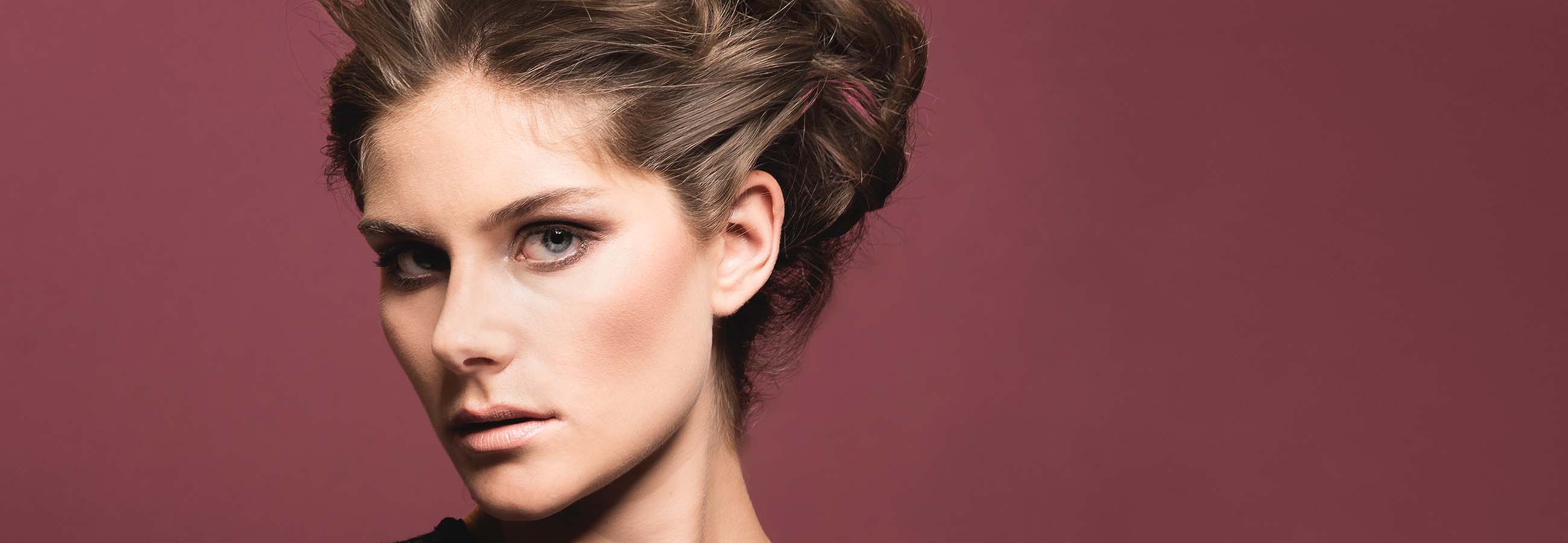 Geflochtene Locken mit Haarkreide stecken — Trailer